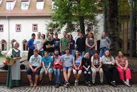 Die Jugendlichen vom CJD BBW Gera mit der „Magd Johanna“ in Eisenach.