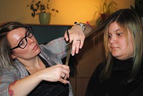 Friseurmeisterin Anne Kahnt hatte neben zahlreichen Tipps auch ihre Hairstyling-Utensilien dabei. 
