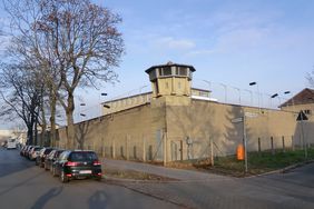 Die Gedenkstätte Berlin-Hohenschönhausen besteht aus den Räumlichkeiten der ehemaligen zentralen Untersuchungshaftanstalt der Staatssicherheit der DDR. Dort wurden vor allem politische Gefangene inhaftiert und physisch und psychisch gefoltert.