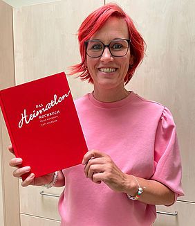 Kati Wilhelm mit ihrem Kochbuch „Heimatlon“