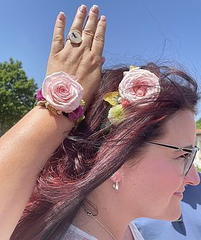 Haarkranz und Armband mit Blüten.