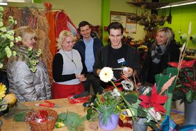 Eine Ausbildung zum Floristen absolviert Thomas Schubert (2. von rechts), der in der Vorweihnachtszeit besondere Freude daran hat, Weihnachtsgestecke zu gestalten und Weihnachtssterne zu veredeln. Foto: Ralf Zöller