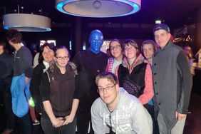 Zum Abschluss ergatterten die Geraer noch ein Gruppenfoto mit einem der Protagonisten von der „Blue Man Group“.
