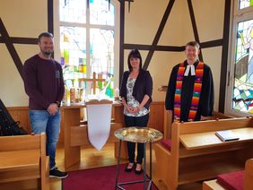 CJD-Mitarbeiter Dominik Misselwitz und Lisa Haufe mit Pfarrer Olaf Sorge.