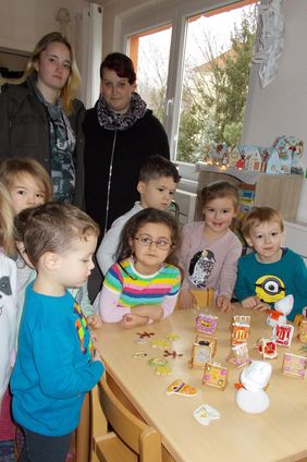 Sarah Finger und Jaqueline Böhme sorgten mit ihren Weihnachtsgeschenken von der „Kreativwerkstatt“ für Freude bei den Kindern.