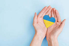 Hand mit Herz in den ukrainischen Nationalfarben