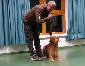 Therapiebegleithundeführer Jens Berndt mit Therapiehund Sandy
