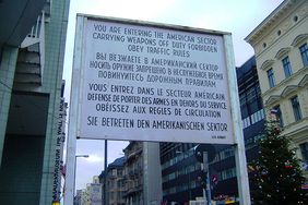 Der Checkpoint Charlie war einer der bekanntesten Berliner Grenzübergänge durch die Berliner Mauer zwischen 1961 und 1990. Er verband den sowjetischen mit dem US-amerikanischen Sektor und damit den Ost-Berliner Bezirk Mitte mit dem West-Berliner Bezirk 