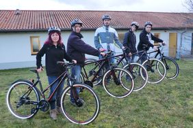 Stolz präsentieren die Jugendlichen die neuen Fahrräder - angeschafft dank Spendengeldern